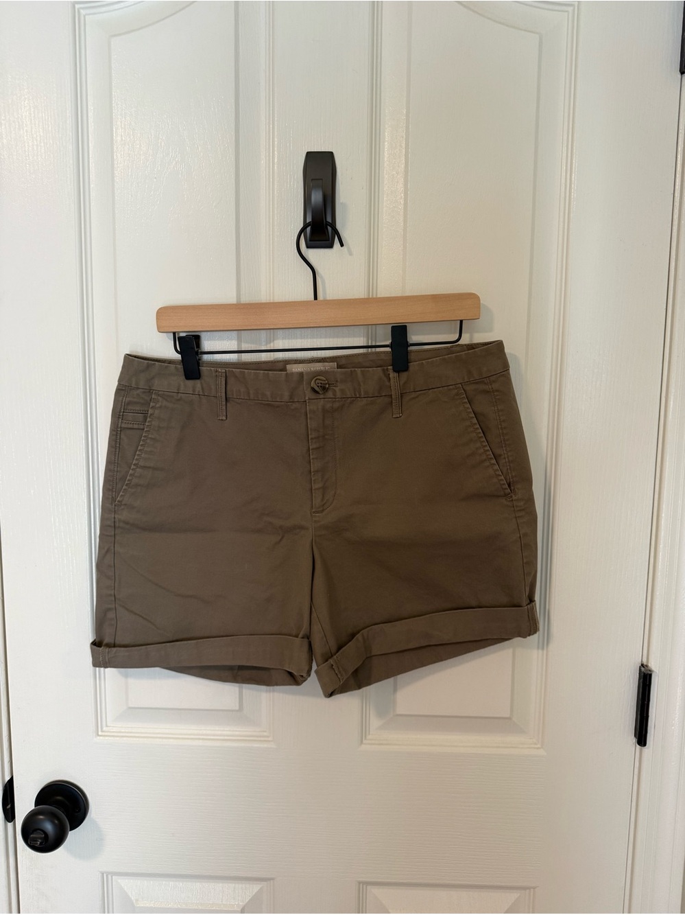 BANANA REPUBLIC - Casual Women's Khaki Roll-Cuff Shorts,  Size 8